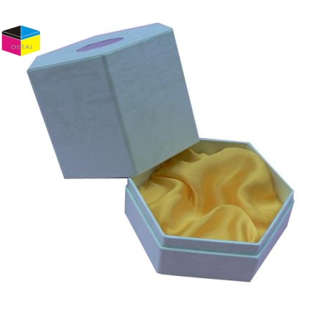 Bangle boxes with silk insert 