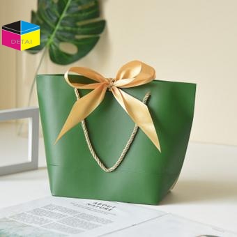 Paper shopping gift bags